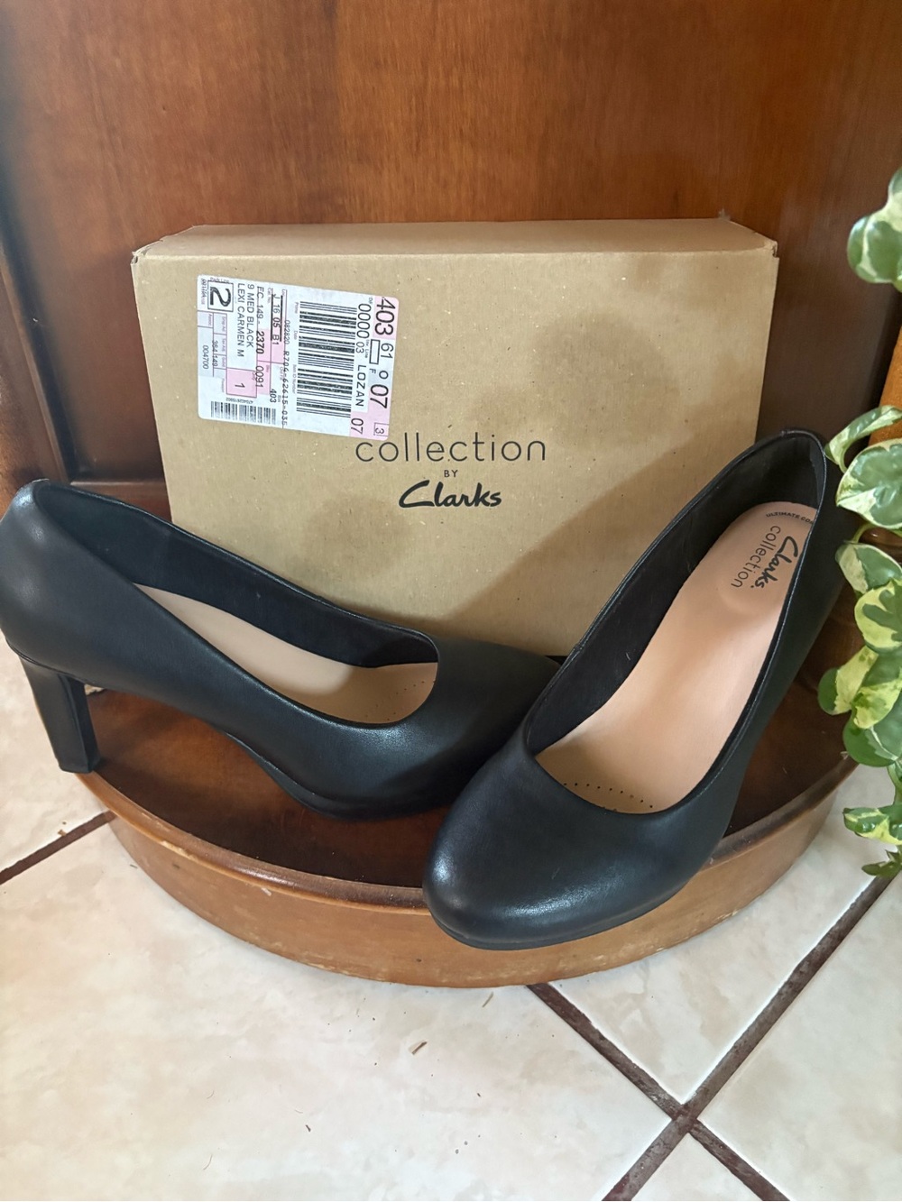 Clarks Black Round-Toe Mid Heel Pumps